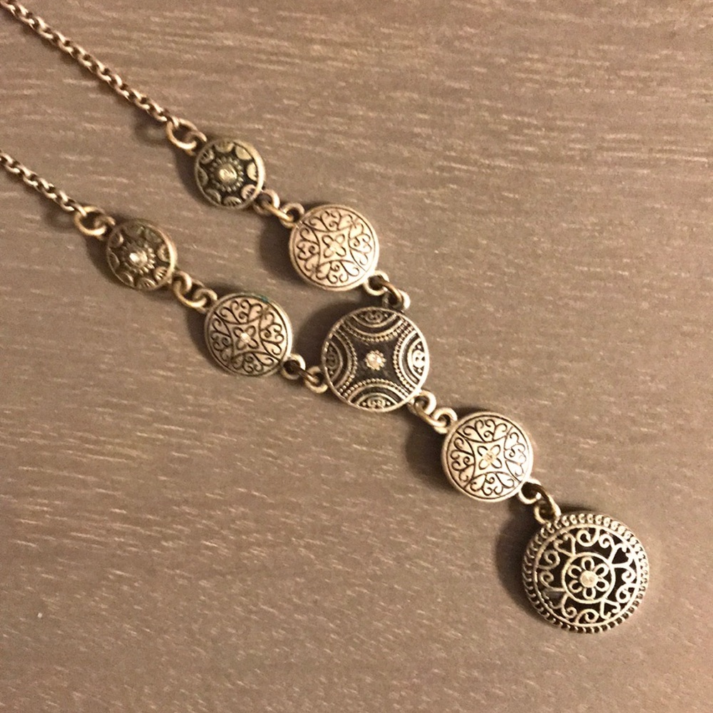 “Antique look” silvertone necklace 20”